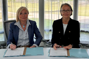Dr. Marilyn “Murph” Fore (left), HGTC President, and Dr. Suzanne Austin (right), College of Charleston Executive Vice President of Academic Affairs and Provost, sign transfer agreement.